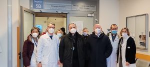 visita vescovo borgo trento ospedale Natale Ghirlanda, De Manzoni, Vescovo, Bravi, don Valli, Allegrini Giovanna Ghirlanda dir Direzione Medica Osp, dir UOC Chirurgia Esofago Stomaco Giovanni De Manzoni, Vescovo, DG Bravi, don Pierpaolo Valli, Elisabetta Allegrini dirig profess sanitarie
