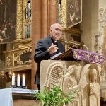 Entra, chiudi la porta e prega